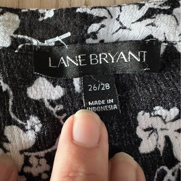 Lane Bryant Floral Boho black & white keyhole neckline  silver button - Sz 26/28 - Picture 2 of 6